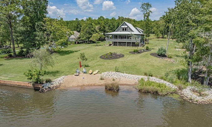Lake Oconee House | Sleeps 12, Kayaks, Private dock, Large yard + More