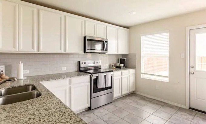 Forney House | Sleeps 13! Spacious 4bd home with 2 living rooms