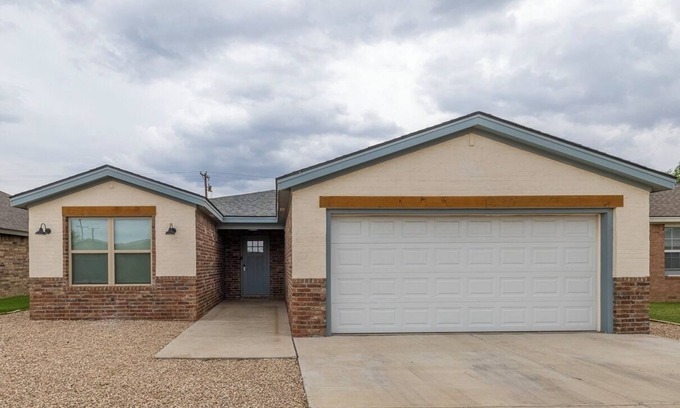 Lubbock House | Sleeps 16! 2 Neighboring Homes w/Hot Tub