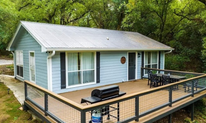 Kyle House | Sleeps 16 | 5 Houses | Pet Friendly | Fire Pit