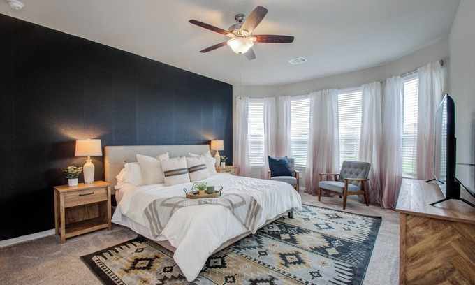 Klein House | Sleeps 16 + 6 BR House + Spacious Yard + Pool Table