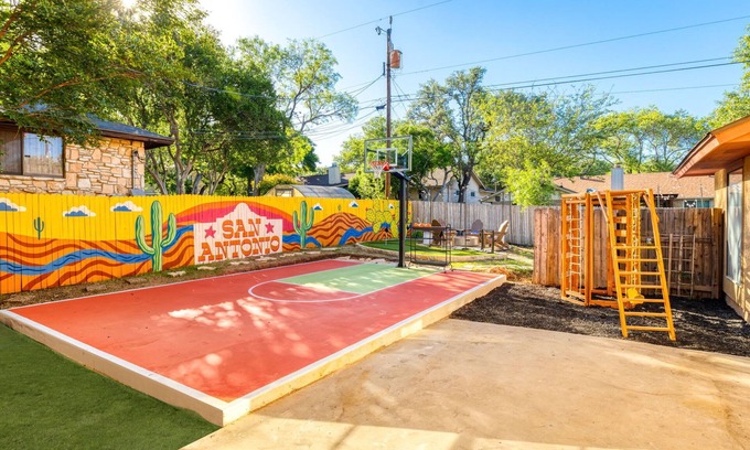 San Antonio House | Sleeps 16~Basketball Court~Pool~Playground~Games
