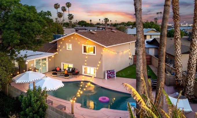 Glendale House | Sleeps 16 | Heated Pool, Putterball & Bocce Fun!