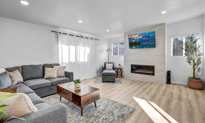 Imperial Beach House | Sleeps 16 mins from Beaches, Outlets & Military base
