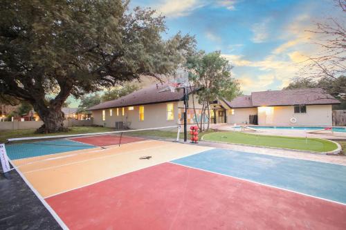 Castle Hills House | Sleeps 16 Private Pool Sport Court Hot Tub Arcade