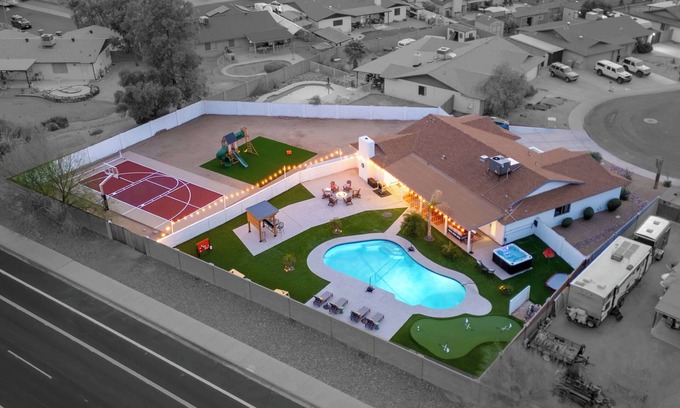 Deer Valley House | Sleeps 18 I Pickleball Court, Hot Tub, Playground