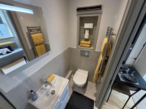 Broad Green Apartment | Sleeps 2 Studio -Central Croydon London -WiFi & Tv