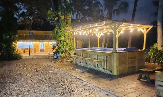 Town 'n' Country House | Sleeps 20+, 2 houses, Swim-Spa, hot tub, bachelor and party place