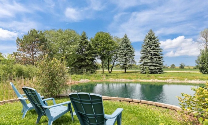 Kaukauna House | Sleeps 20! Hot Tub|Waffle Bar!