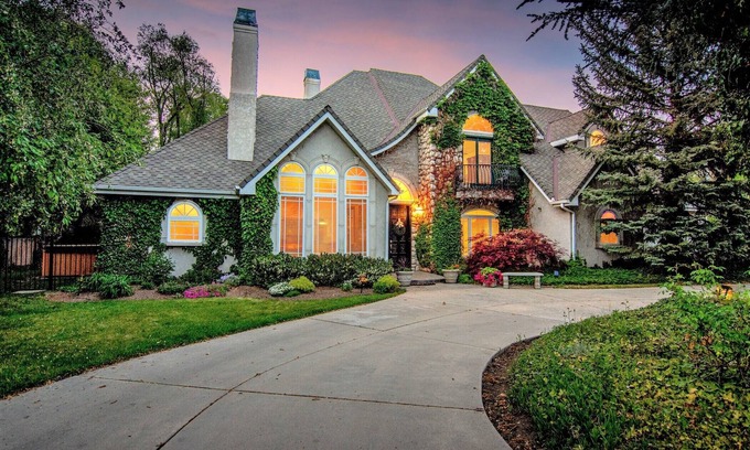 Holladay House | Sleeps 20 *Luxury Estate *A+Area *Hotub *Game Rooms * Guesthouse *