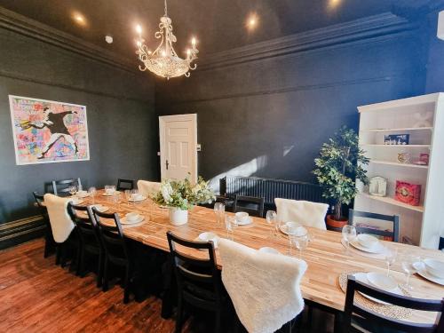 Ashton-under-Lyne House | Sleeps 20 Stunning Ashton Mansion