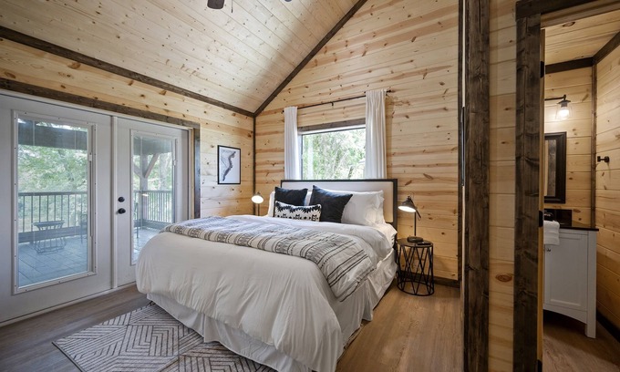 Golden Cabin | Sleeps 21 | Pool Table | Pets | 2 Hot Tubs | Games