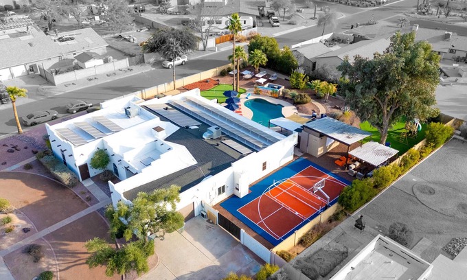 Shea North Estates House | Sleeps 24 | FREE Heated Pool, HotTub & Pickleball!