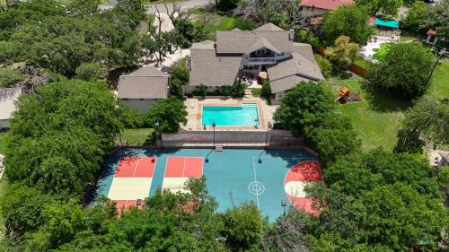 Leon Valley House | Sleeps 26 Pool Sports Court Theater Putt Putt
