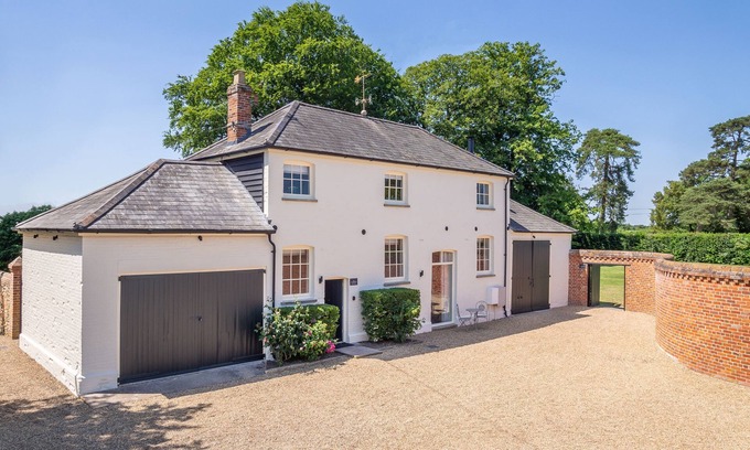Bury St Edmunds Cottage | Sleeps 4 guests in 1 Double and 1 Twin bedroom