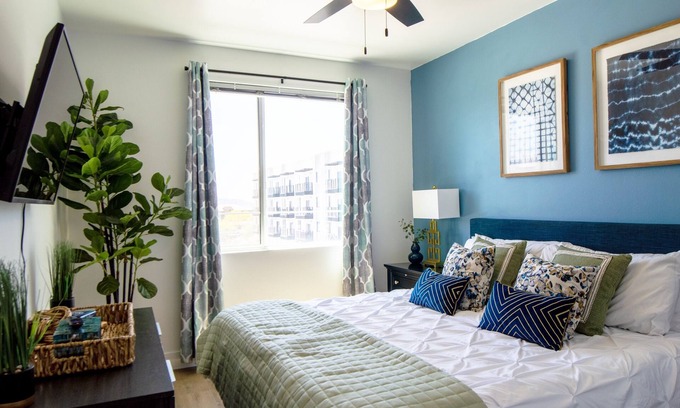 Desert View Village Apartment | Sleeps 4! 》King Bed》5 min to Shopping》Dine & Golf!