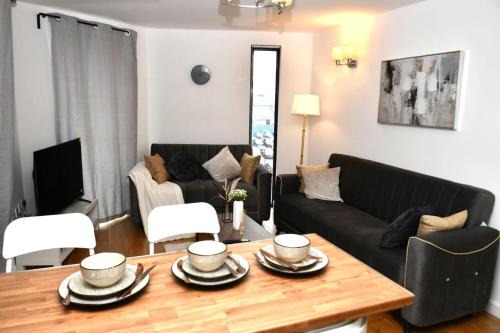 Royal Docks Apartment | Sleeps 4 - Private Balcony - Wheelchair Accessible