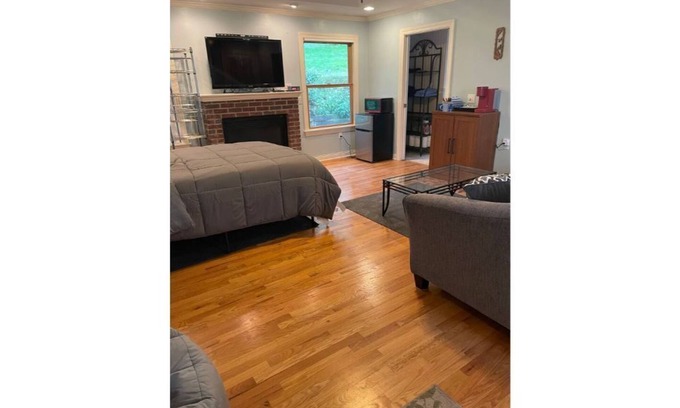 South Central Omaha House | Sleeps 4 Studio Heart of Omaha - Ralston Arena