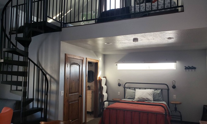 Cannonville House | Sleeps 5 - Modern Country Cabin - Minutes from Bryce Canyon