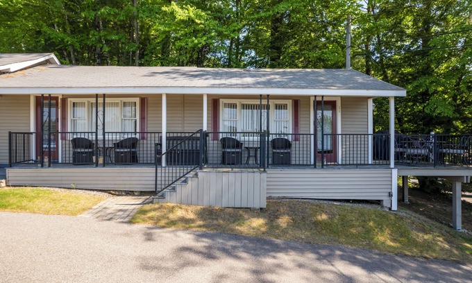 Laconia Condo | Sleeps 6, 2 Bath, Large Private Deck, Beach & Pool