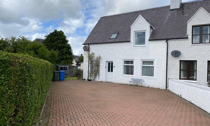 Achachork House | Sleeps 6: Large 4 Bedroom, 4 Bathroom House in Central Portree
