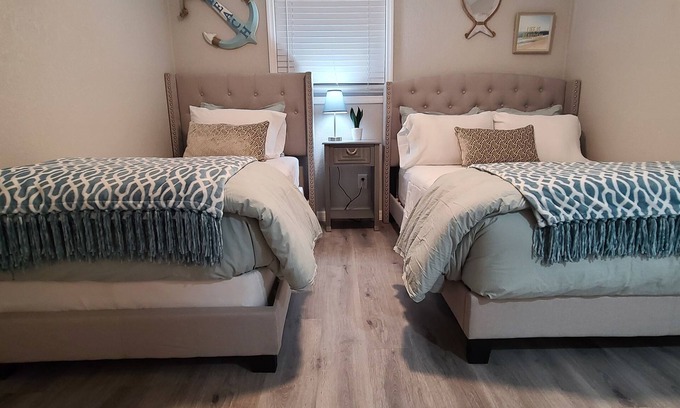 East Tampa House | Sleeps 6+. Middle Ybor Coastal Style Home Living!