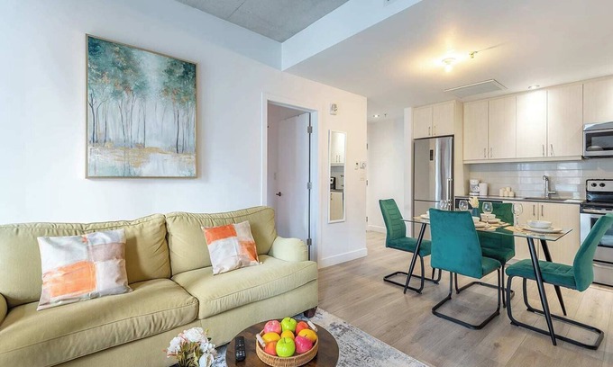 Old Montreal Apartment | Sleeps 6 - Old Port - Indoor Parking