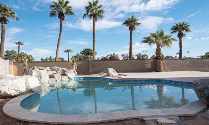Litchfield Greens House | Sleeps 8 with a pool and a large backyard, very CLEAN