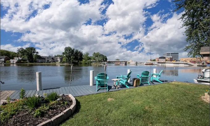 Menasha House | Sleeps 9, Riverview Get-A-Way with Hot Tub! 537 Broad Street Riverview Retreat