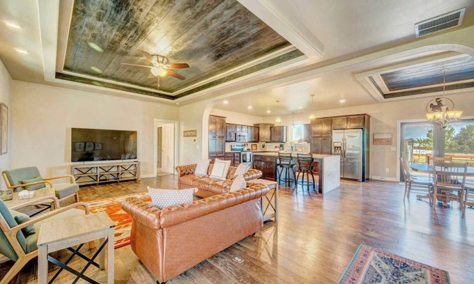 Sheridan House | "Slice of Paradise" Tranquil Rural Escape + Spaceous w/Views