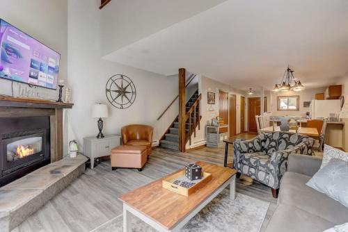 Lake Delton House | Sloane Condo for Families Golfers and Girls Trips