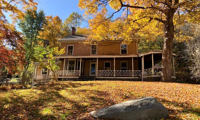 Pond Eddy Apartment | Slumberland at the River's Edge
