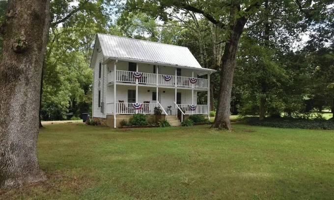 Demorest House | Small 1897 Farm House, super cozy on two acresn