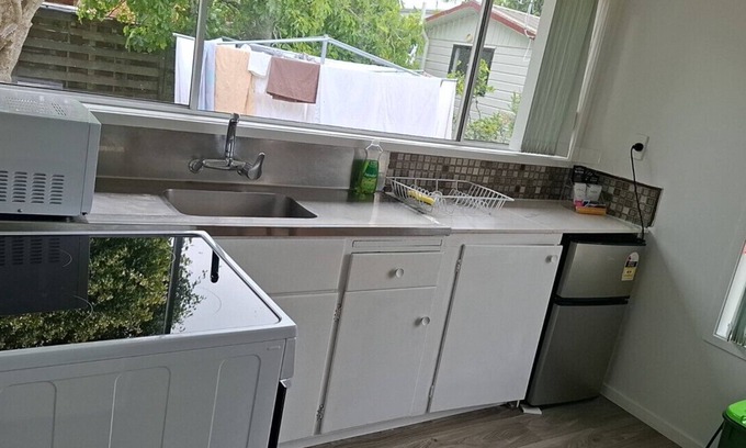 Epsom Apartment | Small 2 bedroom flat 7a Rangiatea Road