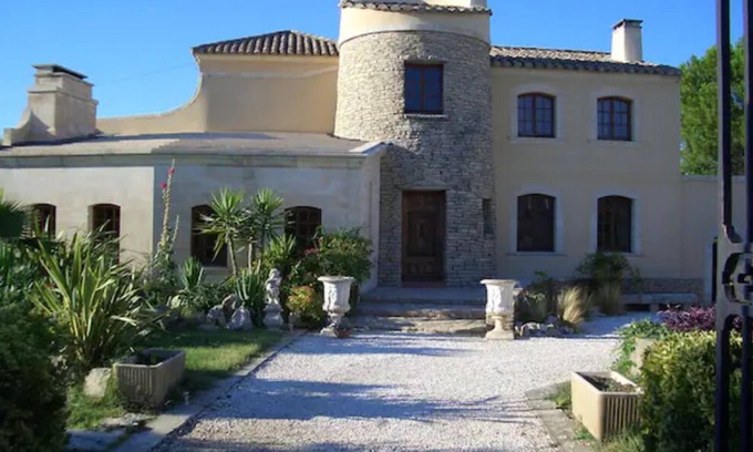 Lunel Villa | Small castle in camargue near the sea