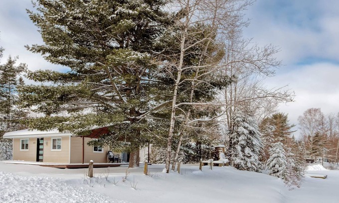 Saint-Raymond Ski Chalet | Small chalet on the water's edge - CITQ # 302512