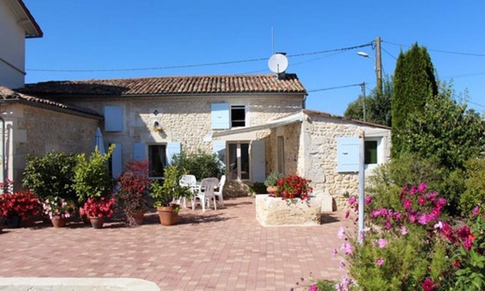 Thaims Cottage | Small Charentaise house with garden. Calm and relaxation guaranteed