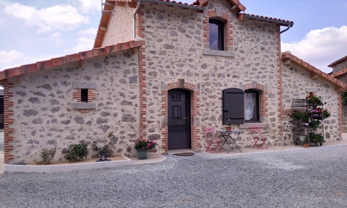 Vernoux-en-Gatine Cottage | Small country house on a farm