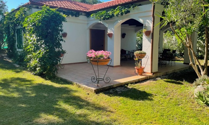 Molfetta Villa | Small country villa with private pool and garden