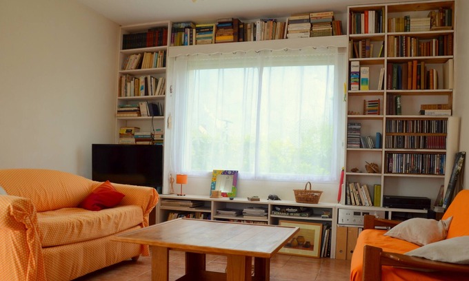 Crach House | Small, cozy and colorful holiday home on a garden 8 km from the beaches