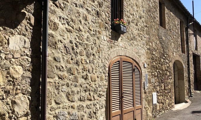 Montalcinello House | Small house with garden in the heart of Tuscany