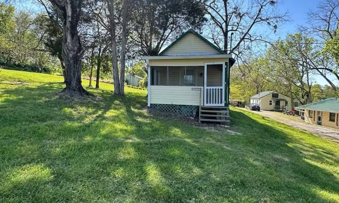 Harrodsburg Cabin | Small Rustic Cabin on Herrington Lake at Royalty's Marina