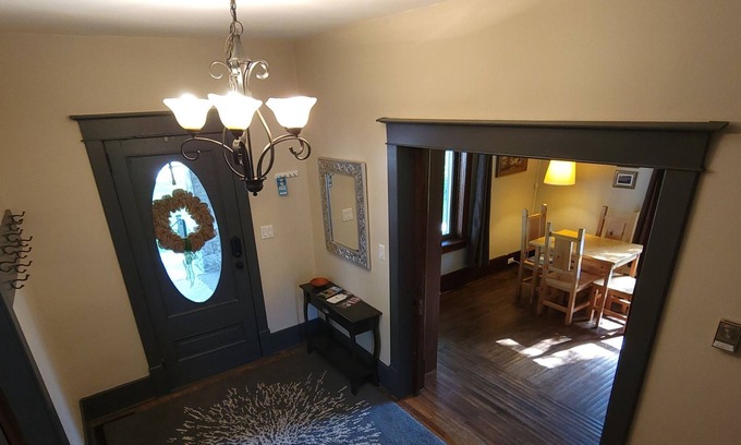 Grey Highlands House | Small Town Charm Retreat, Close to Hiking- Sleeps Ten