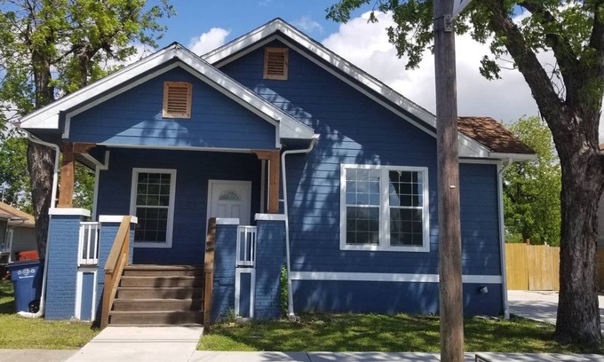 Taylor House | Small Town living in Downtown Taylor