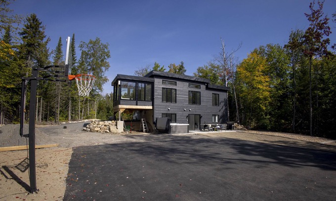 Chertsey Cottage | Smart Cottage with Hot Tub and Basketball Court (haute gamme furniture)