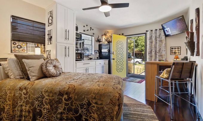 Dallas House | Smart & Functional XL Studio Perfect 4 Singles Just 20 Mins from Downtown Dallas