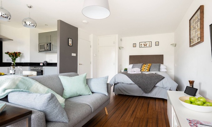 Pimlico Apartment | Smart Modern Studio in Pimlico with Garden Views