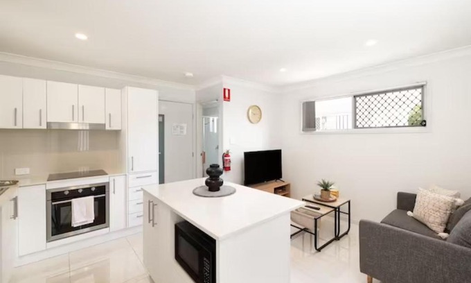 Rocklea Apartment | Smart Suites Self Check-in Apartments - S Freney
