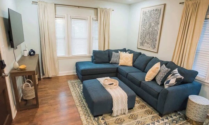 Rockford Apartment | Smart TV | Wifi | Free Parking | 5min to DT | Pets