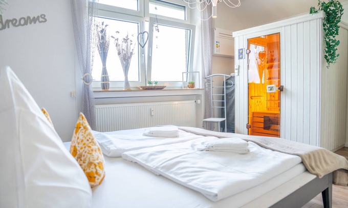 Bad Zwischenahn Apartment | SmartFewo: Domizil | Sauna | Balcony | Parking